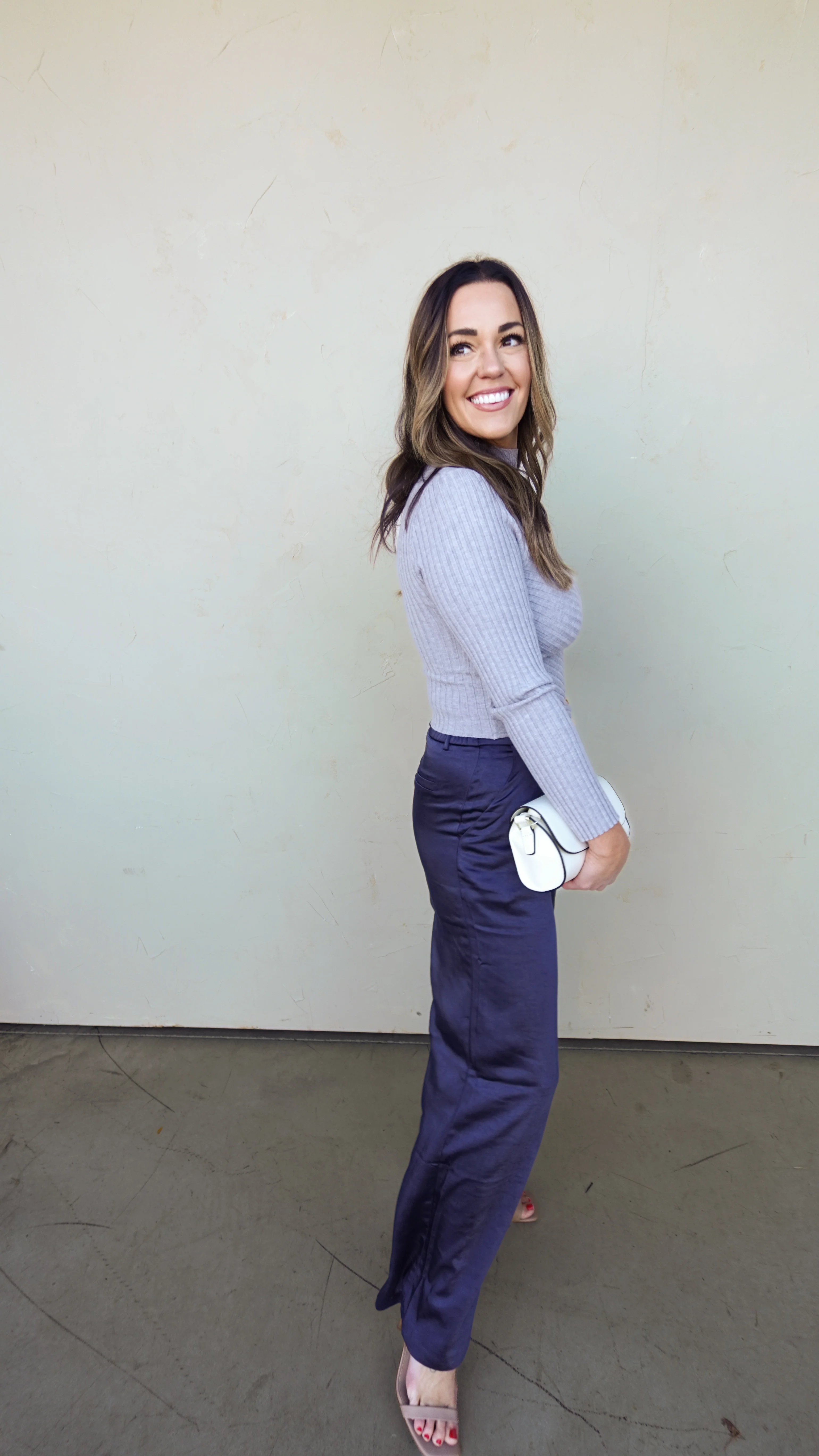 Gray Ribbed V-Hem Knit Top - Image 7